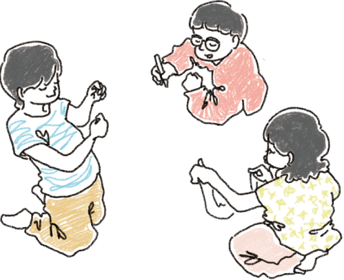 すわって遊ぶ子どもたち