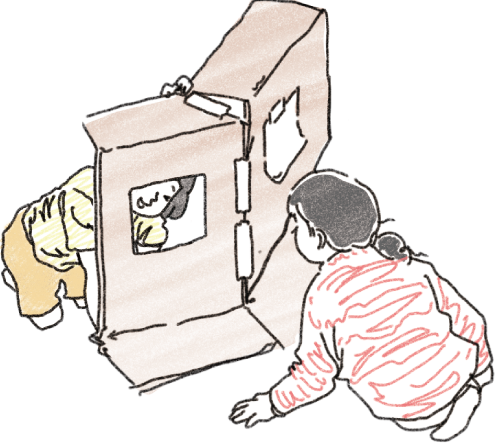 棚のおもちゃで遊ぶ子どもたち
