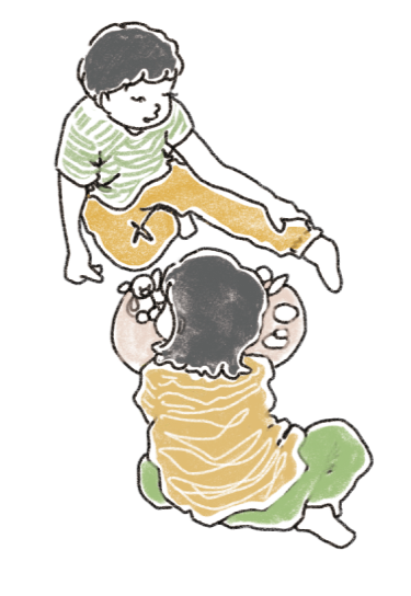 高いところにのぼって遊ぶ子ども