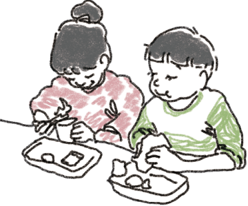 しゃがんで遊ぶ子どもたち